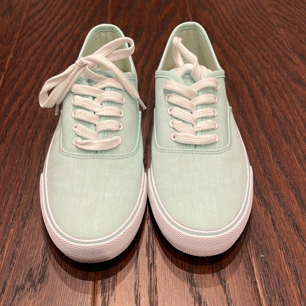 Women’s sneaker, size 9 never worn